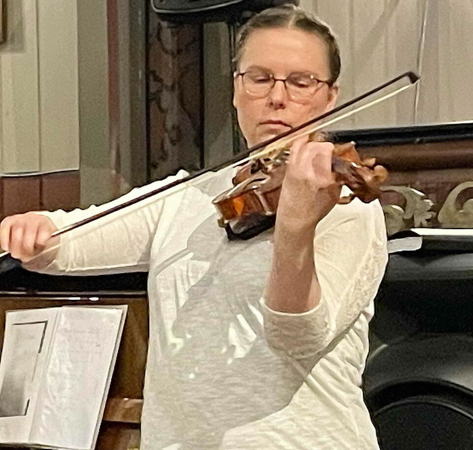 Elisabet Husby deltek med fiolinspel. Ei dame som spiller fiolin.