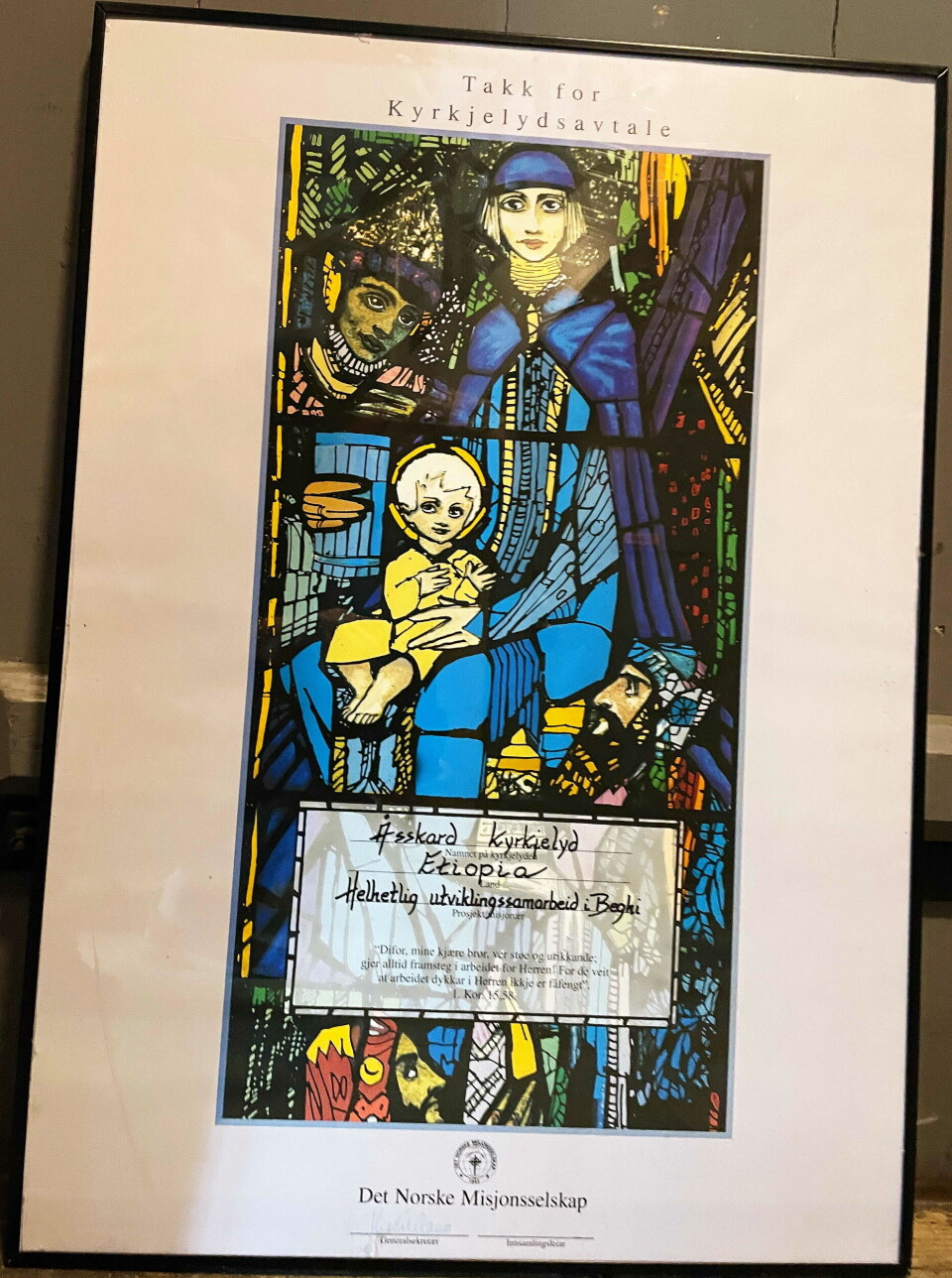 Takkofferet går til misjonsprosjekt (NMS) – etter avtale med alle sokna i Surnadal Et bilde av en avtale med kirkekunst som illustrasjon.