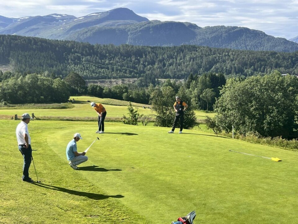 Surnadal Golf Maraton for femte gang Fire golfspillere på en golfbane.