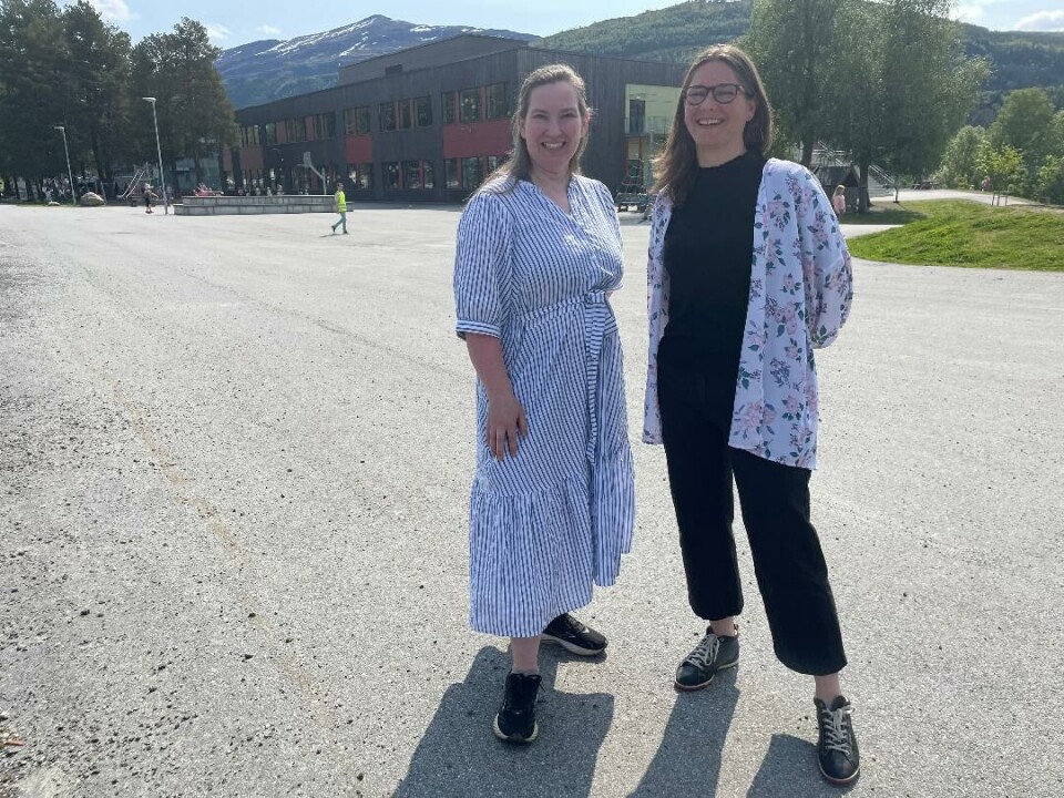 Optimistiske damer med ønskje om å få bort mest mogleg av asfalten, og få eit meir naturleg preg. To damer står foran en skuleplass med mye asfalt.
