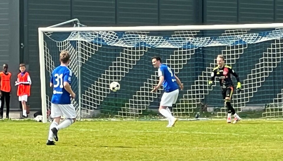 fotballspillere med ball på bane