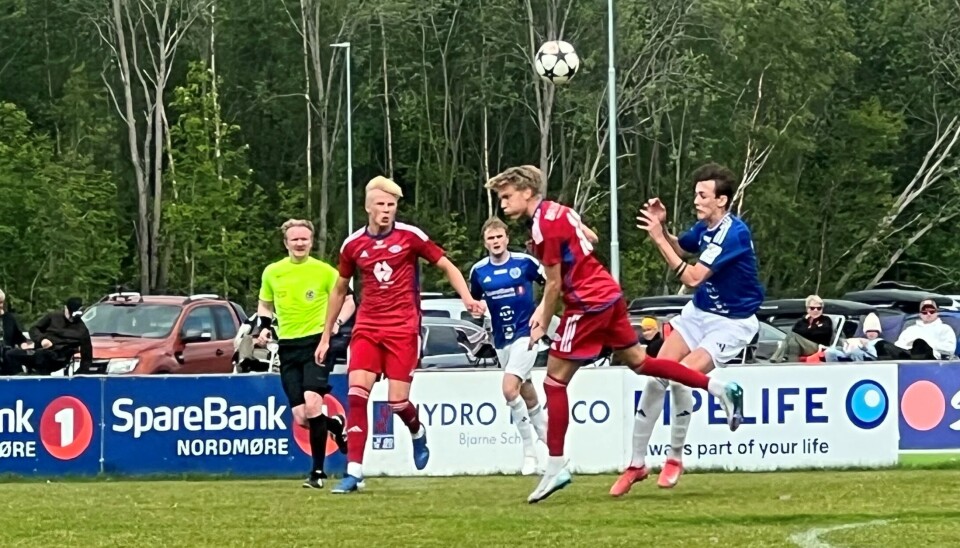 fotballspillere med ball på bane