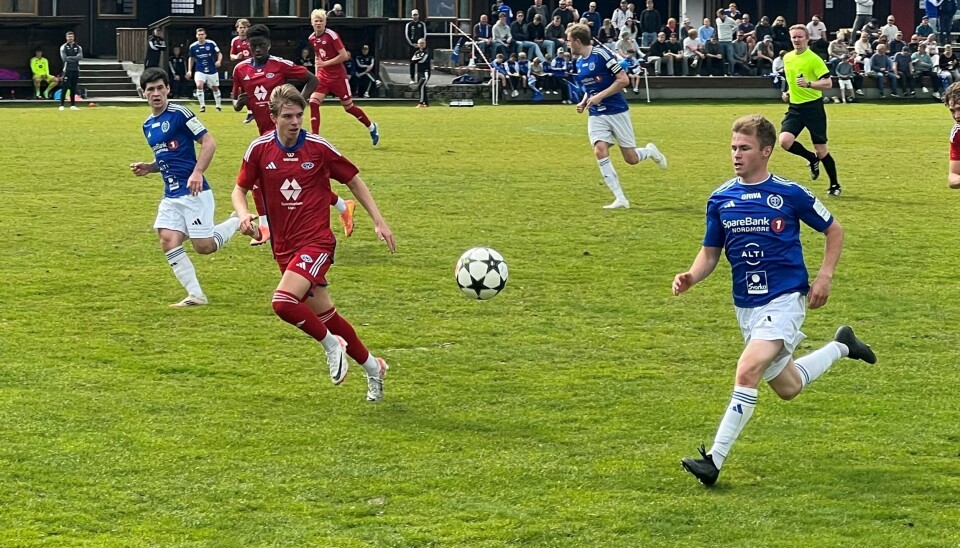 fotballspillere med ball på bane