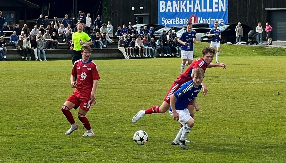 Molde 2 tok alle poengene tross sterk førsteomgang av Surnadal IL fotballspillere med ball på bane