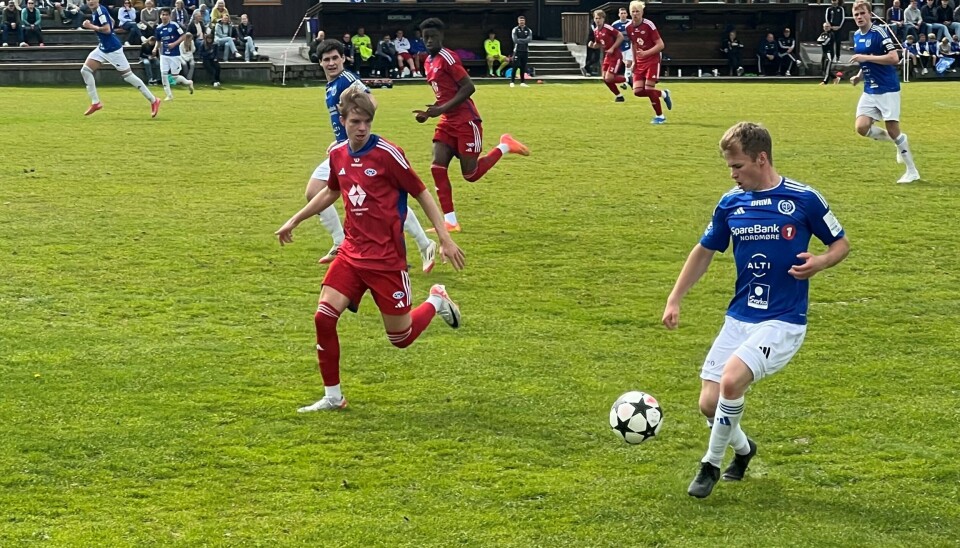 Til tross for en sterk førsteomgang av Surnadal IL ble alle poengene med til Molde. fotballspillere med ball på bane