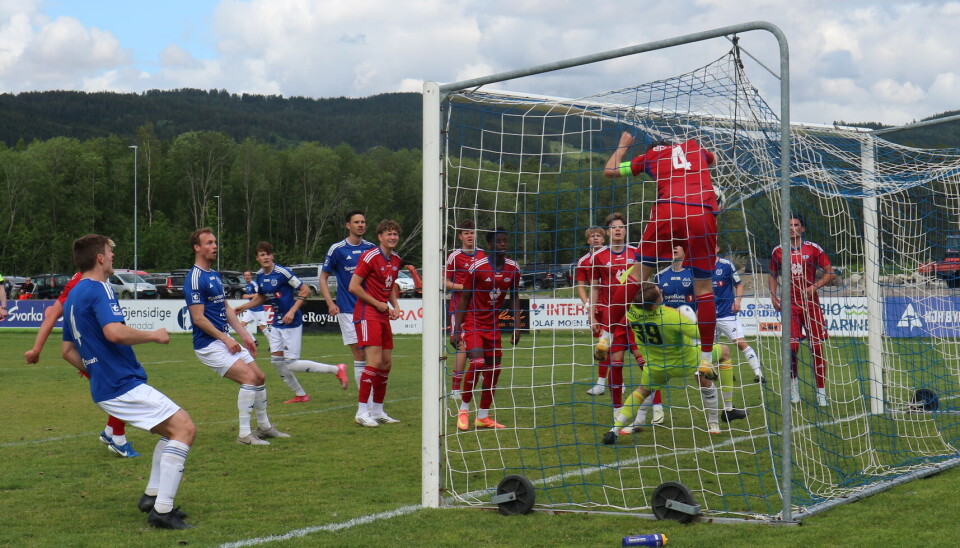 Molde 2 tok alle poengene tross sterk førsteomgang av Surnadal IL fotballspillere i røde og blå drakter i mål