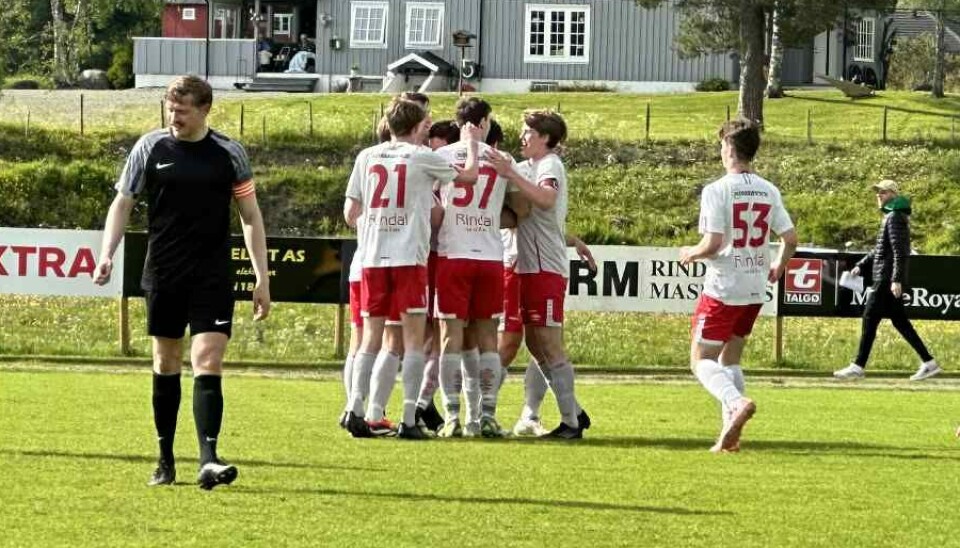 Stian Bolme har gitt Rindal IL ledelsen 1-0 og scoringen feires.
