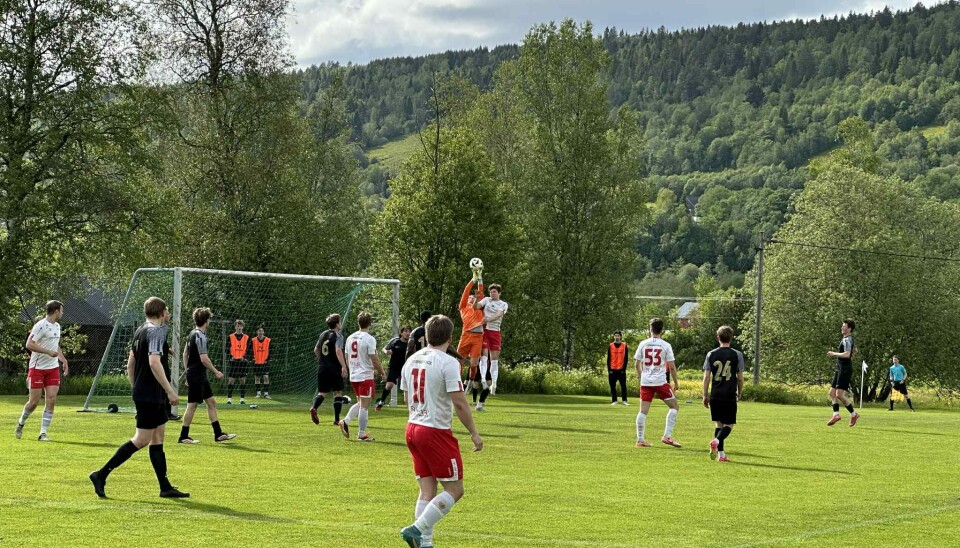 Rindal Il tok imot Sverresborg på Rinnvollen gress lørdag Fotballspillere i røde og mørke overdeler. Keeper i orange trøye fanger ballen