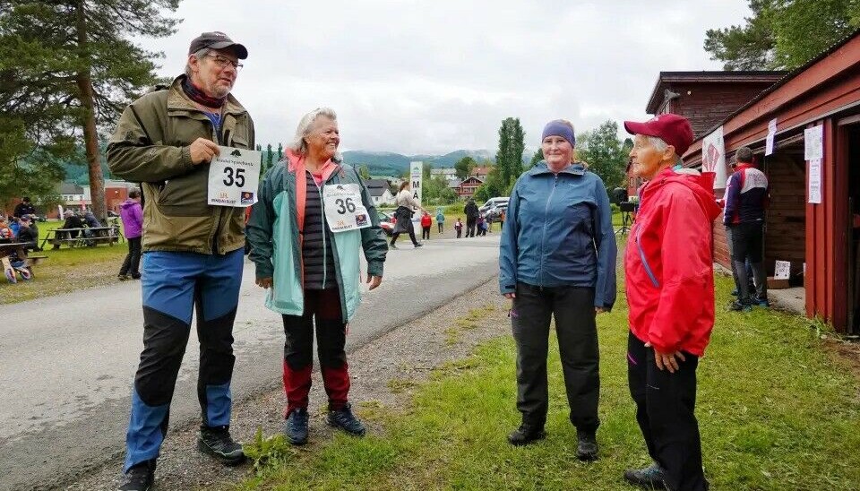 Til høyre på bildet, Astrid Kirkholt, er den som har deltatt flest ganger, 47! fire personer står utendørs, to med startnummer