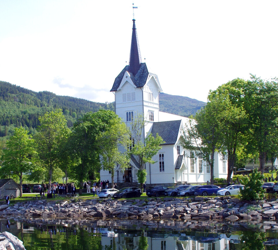 50-årskonfirmantjubiléet i Stangvik Stangvik kyrkje speglar seg.