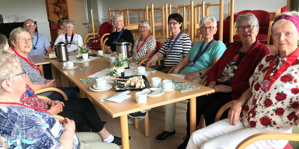 Sommeravslutning Mange personer som sitter rundt et kaffebord.