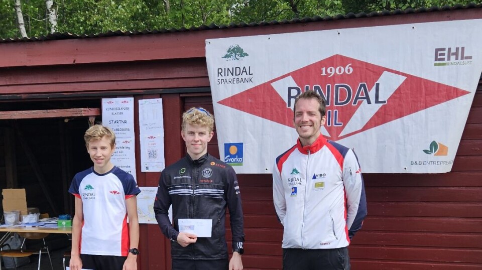 De tre beste løperne i herreklassen. Fra venstre Sebastian Børset, Rindal IL, Lars Svorkdal, Svorkmo N.O.I. og Helge Langen, Rindal IL. Tre løpere med premier