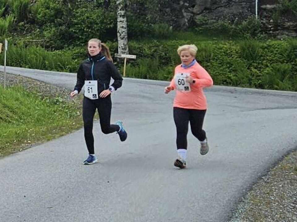 Mens andre valgte å løpe To damer løper på vei