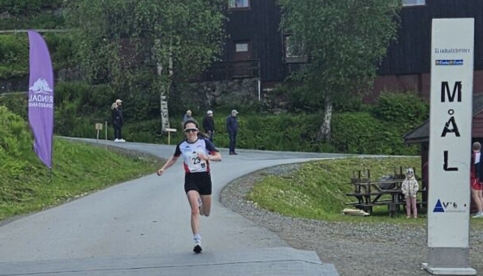 Tine Thomasli, Rindal IL, ble best i klasse K 40-49 Dame i røde og hvite løpeklær går i mål