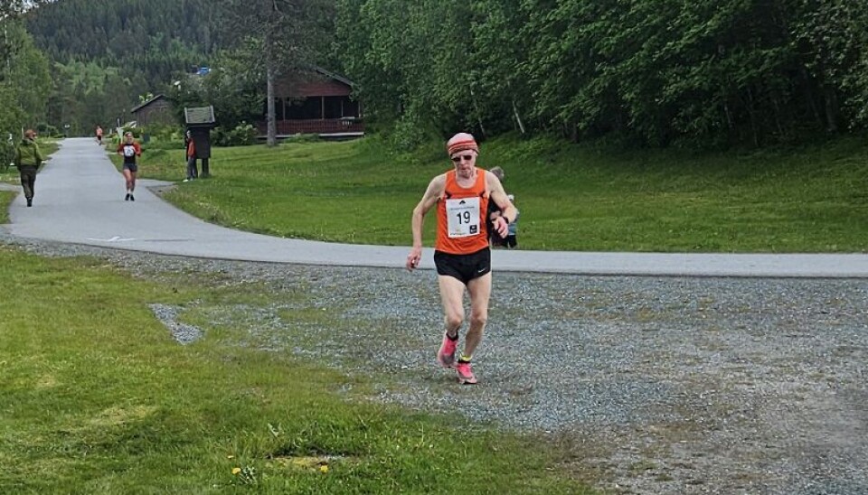 Rolf Karlsen, Hitra Løpeklubb, på vei inn til runding etter tre km. Mann i orange løpeklær