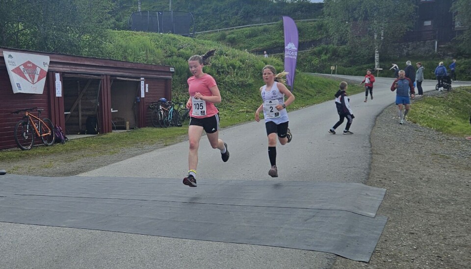 Liv Løfaldli, Rindal IL og Ludvik Høsøien Sund, Svorkmo N.O.I. Gutt og jente løper over mål