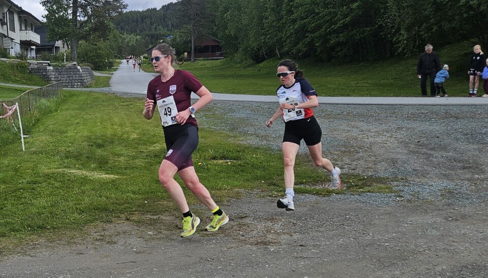 Liv Åshild Lykkja, Meldal Sportsklubb og Tine Thomasli, Rindal IL, på vei inn til passering tre km.
