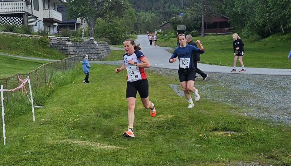 Hedvig Bakken , Rindal IL og Trine Lilleås, Meldal Sportsklubb til passering tre km.