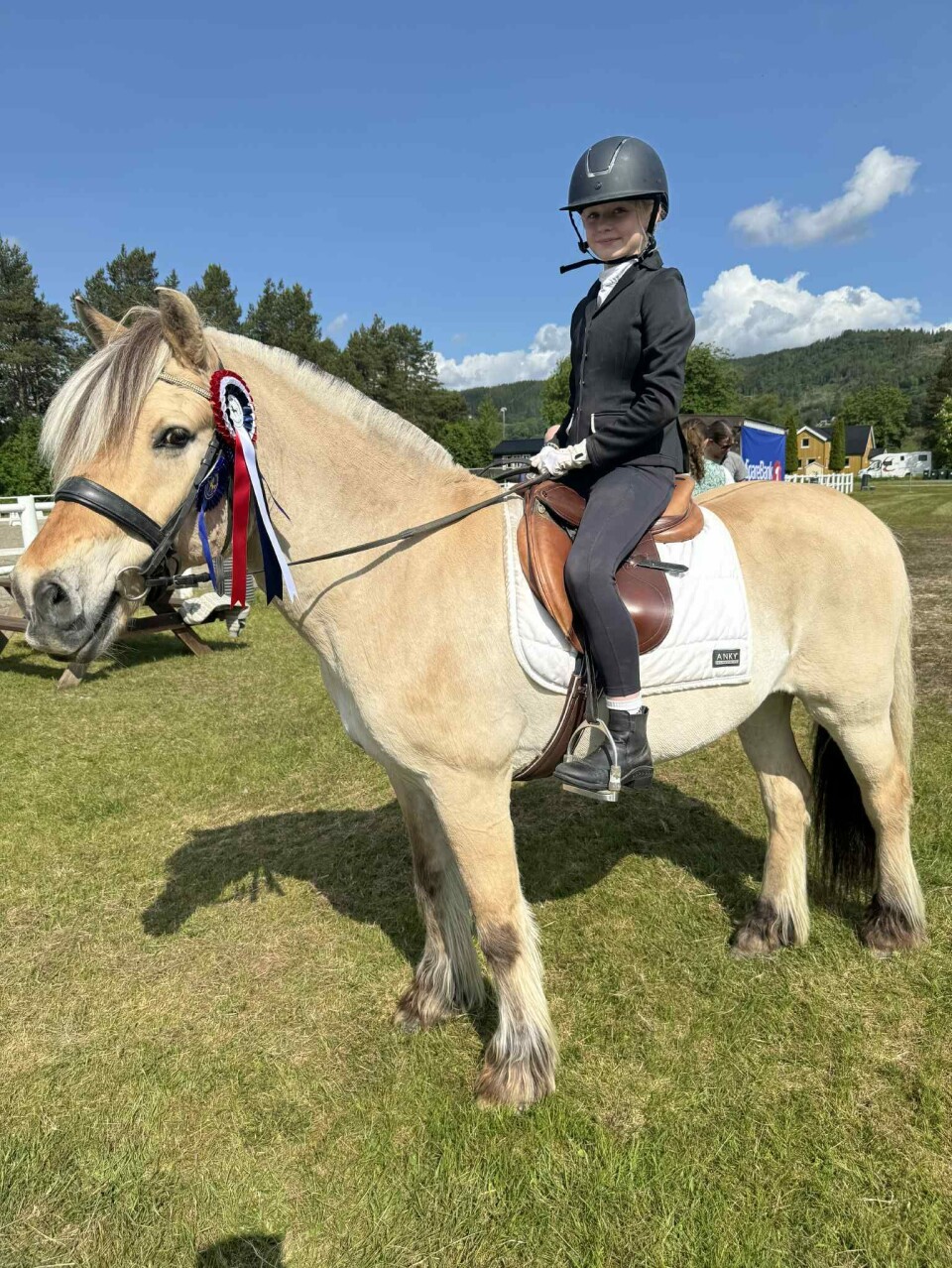 Strålende fornøyde, både hest og rytter! Blid jente på blid hest