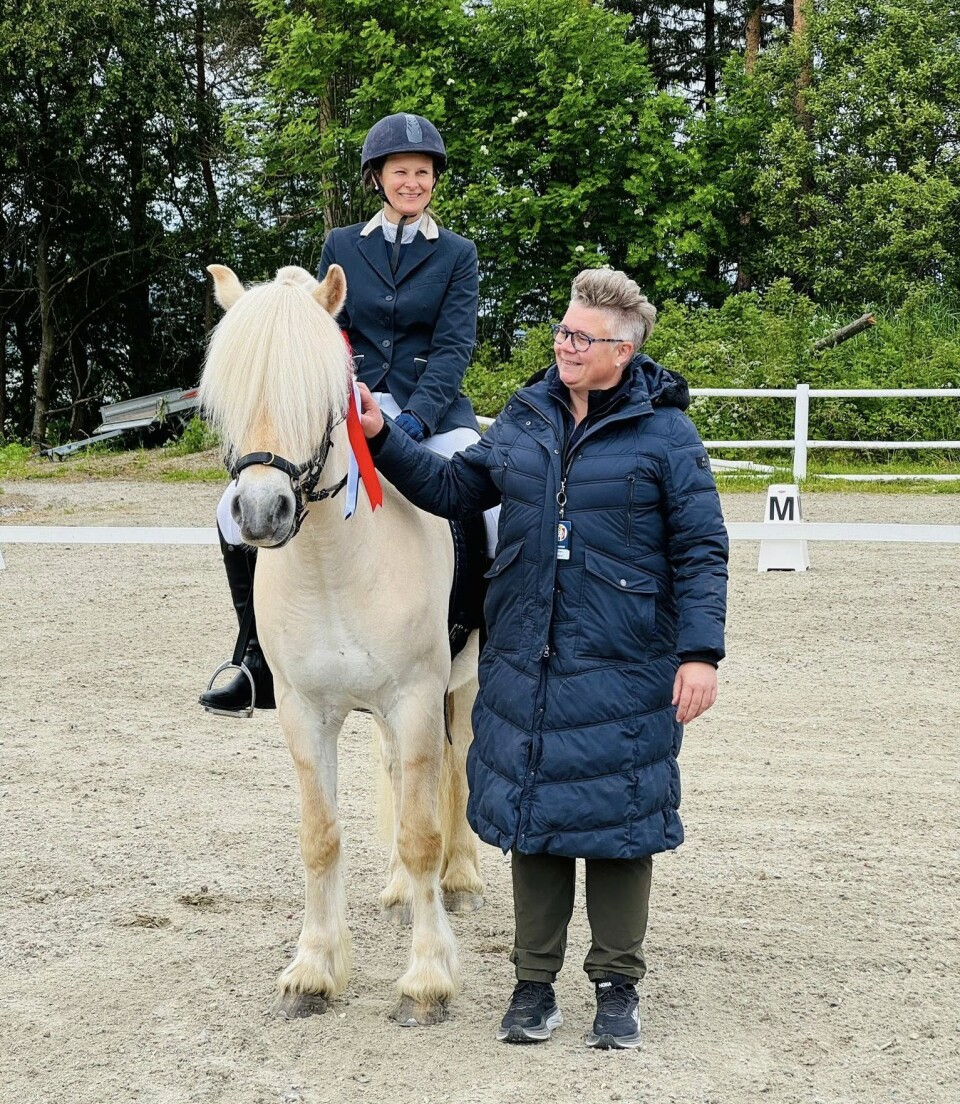 Også voksne debutanter meldte til start: - Det var nå hyggelig da, utbrøt en overrasket vinner Inger Helen Hagen Sira. Dame på fjordhest ved dommeren
