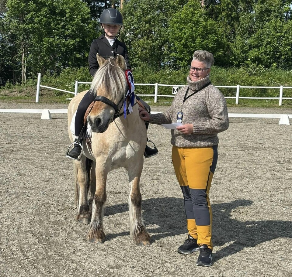 Ingrid Oline Gravvold-Iversen deltok med Jakobgårdens Salamon. En spent rytter fikk god hjelp i en stødig hest og gikk til topps i klassen. Jente på premieutdeling