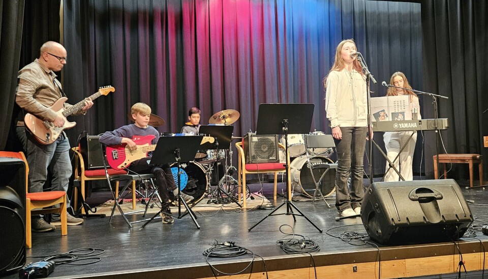 'Broken Lyrics Band' ga oss to flotte avslutningsnummer. Fra venstre faglærer Rune Dalager på el-gitar, Kasper Eriksen på el-bass, Airo Tyrholm på trommer, Kine-Leona Stokke-Stenersen og Ida Storholt på vokal.