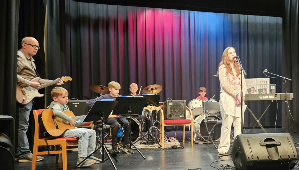 Beatles låten 'Let it Be' fremført av fra venstre faglærer Rune Dalager, Johan Nerbu Nergård på gitar, Kasper Eriksen på el-bass, John Gunnar Møkkelgård og Håkon Storholt på slagverk og Kine- Leone Stokke-Stenersen på vokal.