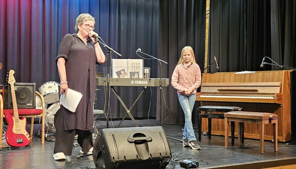 Pianolærer Linda Torvik introduserer Helle Steinshamn Fredriksen