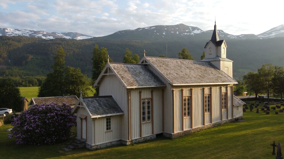 Todalen kyrkje Dronebilde av hvit trekirke