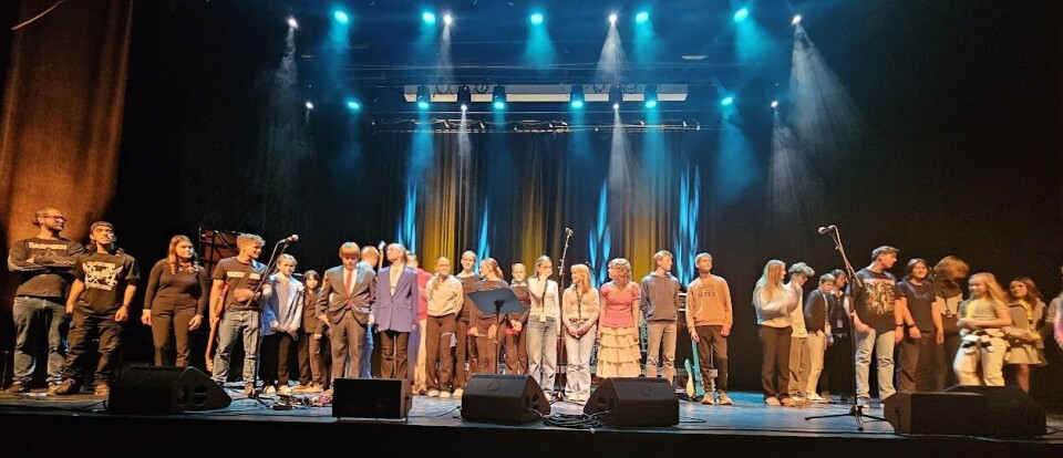 Kunst og musikk i kulturhuset med lovende lokale stjerner Mange mennesker på en scene.