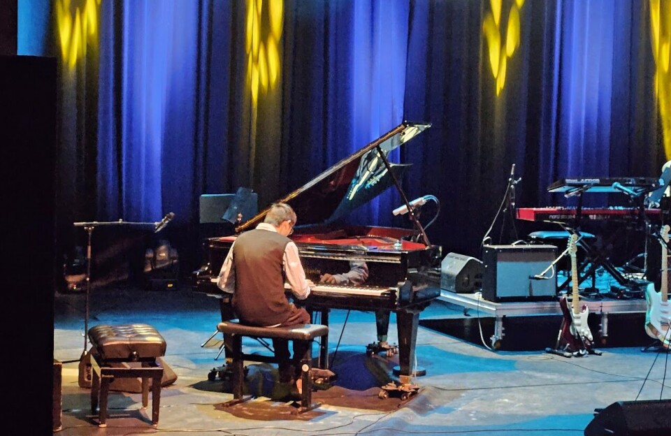 Kunst og musikk i kulturhuset med lovende lokale stjerner En mann som spiller piano på en scene.