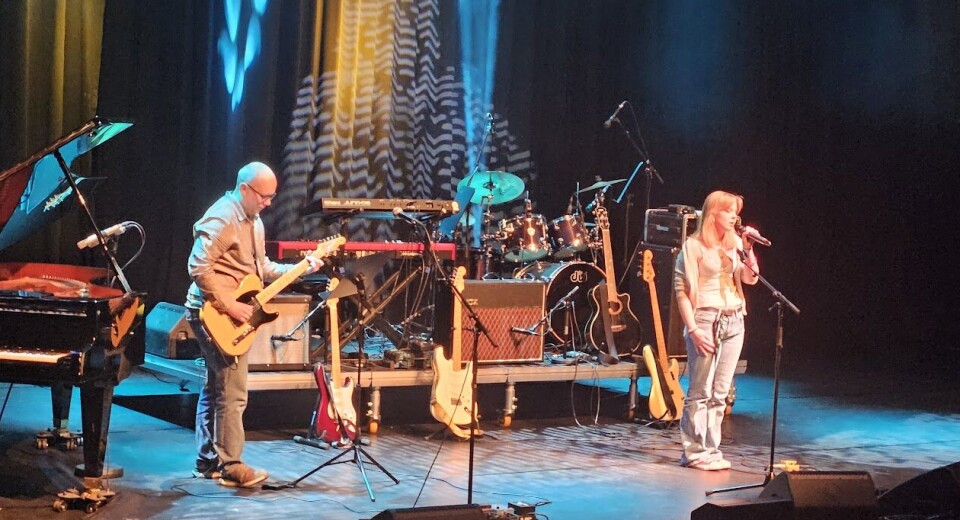 Kunst og musikk i kulturhuset med lovende lokale stjerner Mennesker som opptrer på en scene.