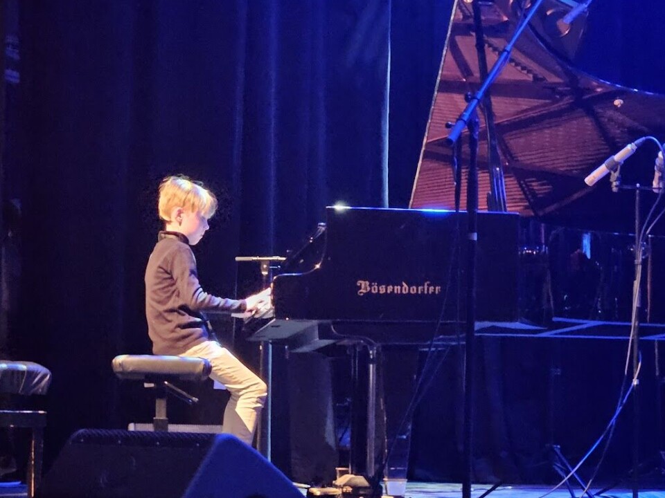Kunst og musikk i kulturhuset med lovende lokale stjerner En gutt som spiller piano.