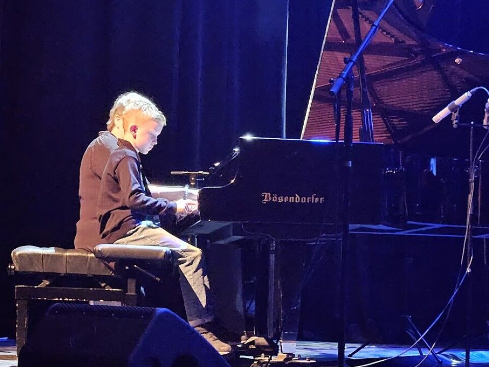 Kunst og musikk i kulturhuset med lovende lokale stjerner To mennesker som spiller piano.