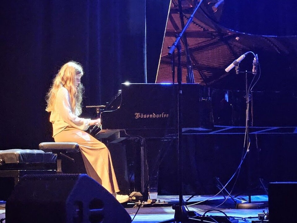Kunst og musikk i kulturhuset med lovende lokale stjerner En jente som spiller piano.