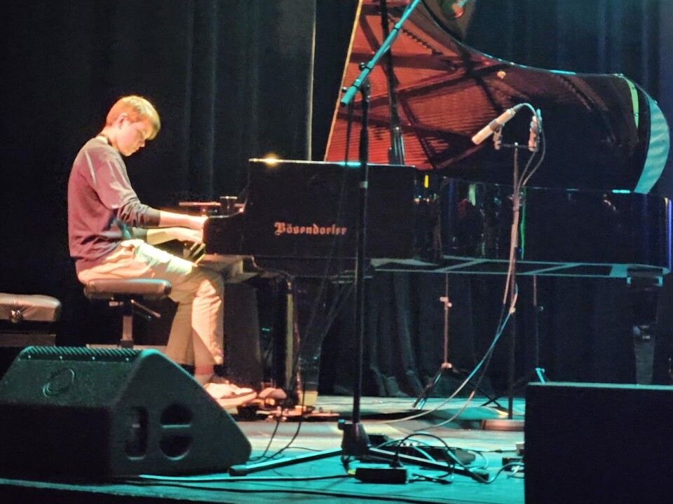 Kunst og musikk i kulturhuset med lovende lokale stjerner En som spiller piano.