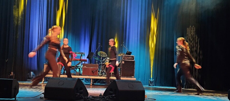 Kunst og musikk i kulturhuset med lovende lokale stjerner Mennesker som danser på en scene.