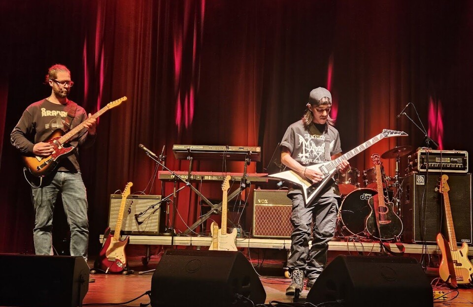 Kunst og musikk i kulturhuset med lovende lokale stjerner To mennesker som spiller gitar.