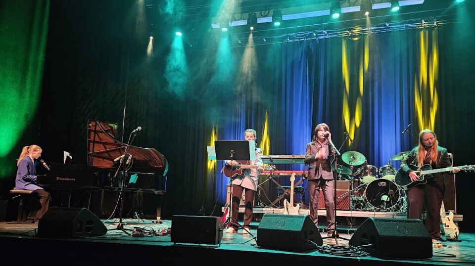 InSuits deltok i UKM. Mennesker som opptrer på en scene.