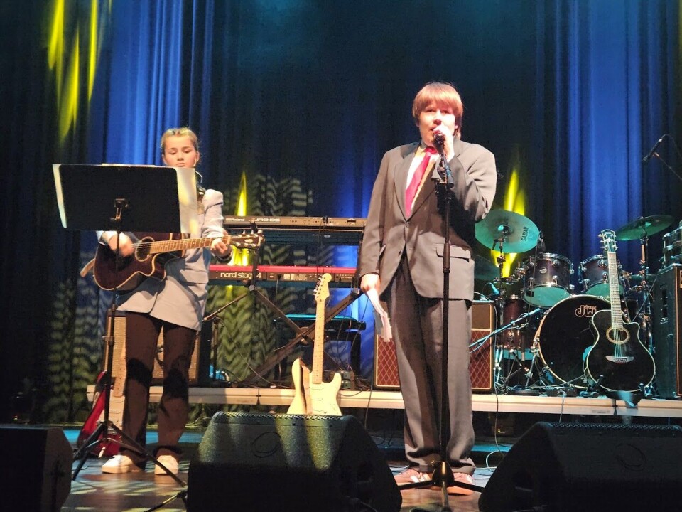 InSuits. Mennesker som opptrer på en scene.