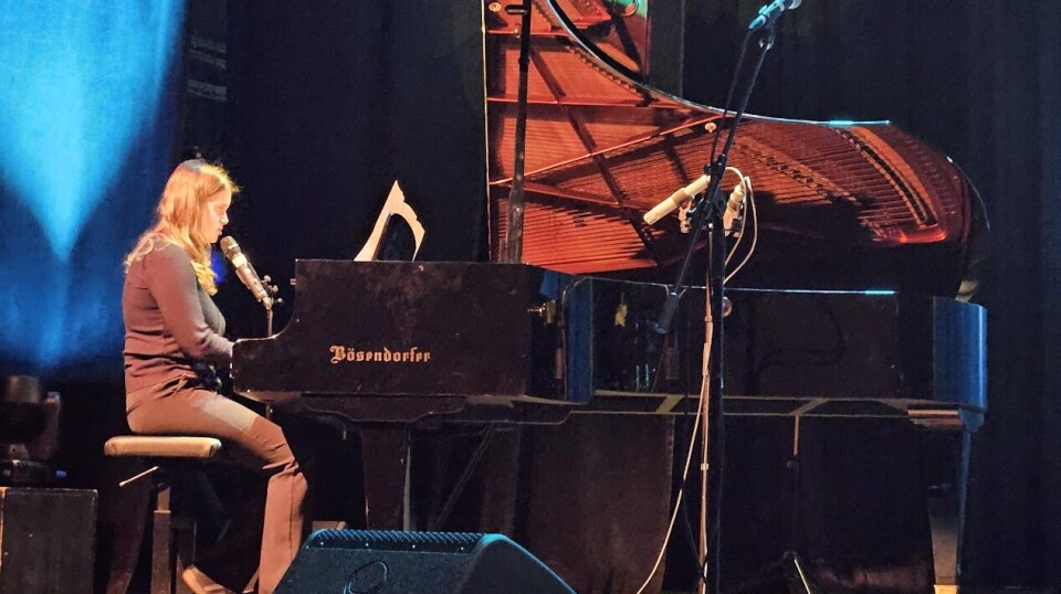 Kunst og musikk i kulturhuset med lovende lokale stjerner Jente som synger og spiller piano.