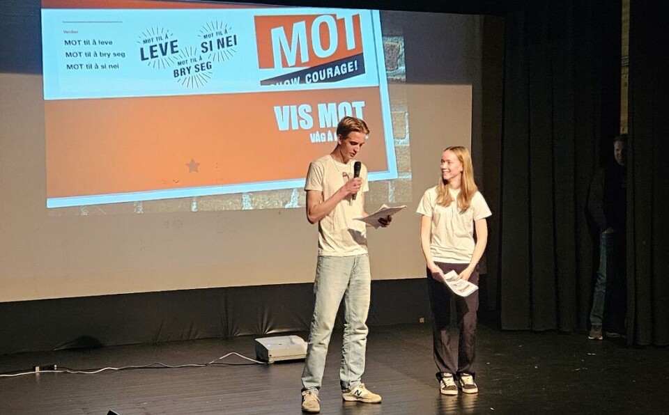 Konfransierene Ida og Simen ledet publikum gjennom programmet på en utmerket måte. To ungdommer, jente og gutt, står på scenen med mikrofoner