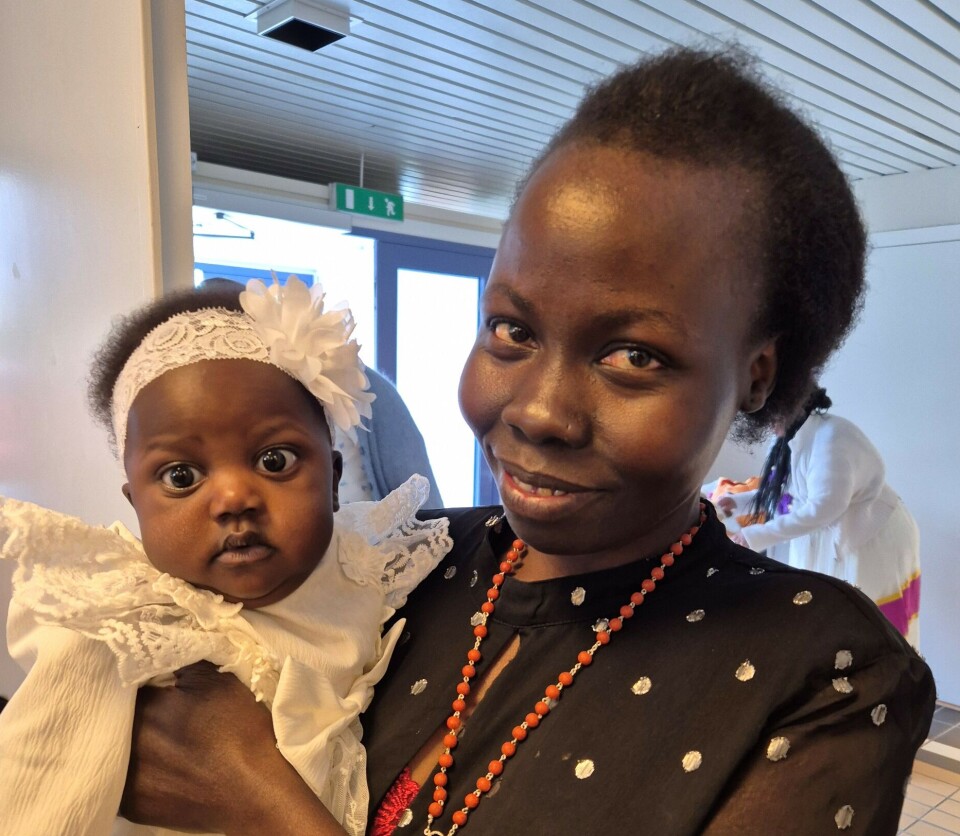 Victoria Taban ble døpt av Biskop Erik Varden i Øye kirke 7.juni. Her med mamma Joan. Dame med dåpsbarn på fanget