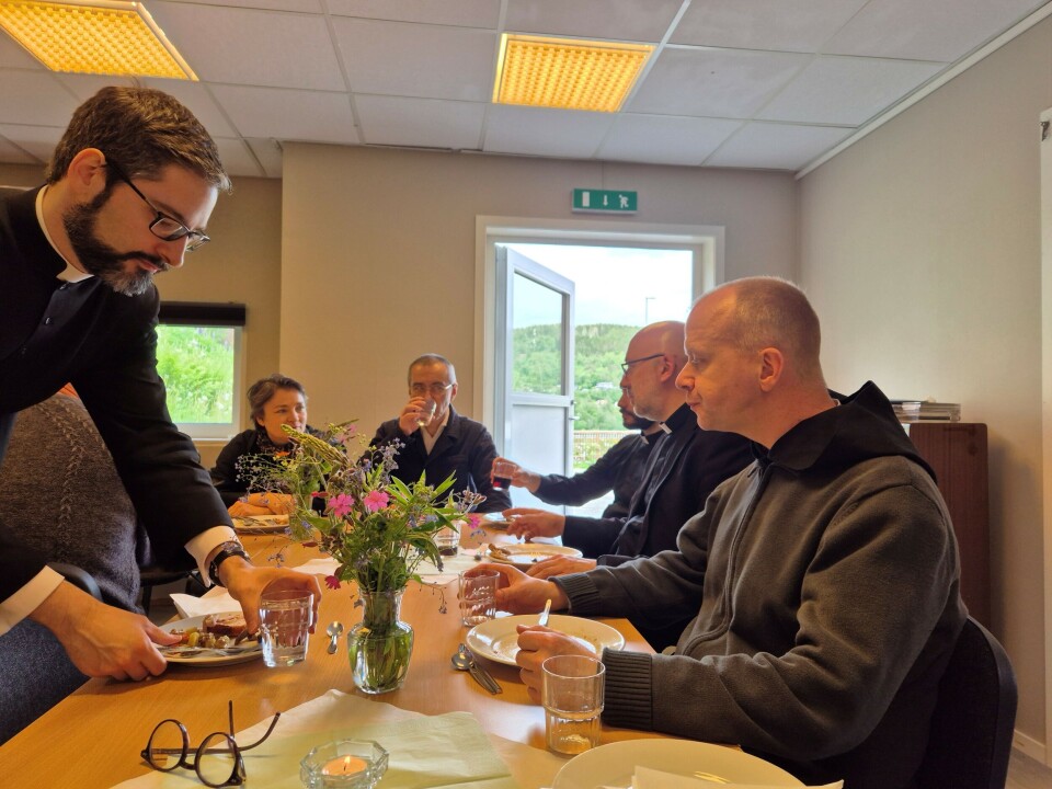 Måltid på Menighetshuset, Skei: Biskop Erik Varden t.h. Fr. Florian Pletscher t.v. Bak: Helena og Jaan-Eik Tulve fra Tallinn.