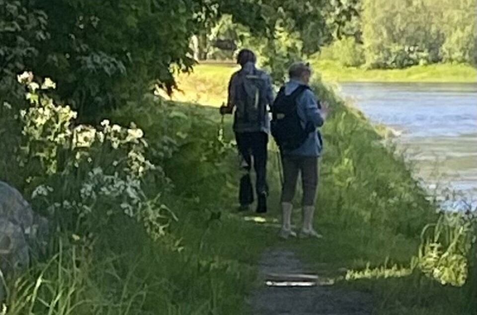 To damer går langs elv