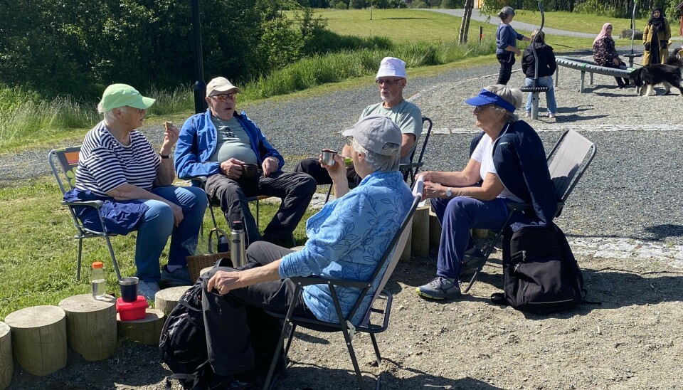 Stavgang langs Surna Turkledde mennesker sitter på campingstoler