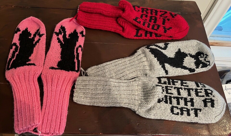 Kjenner du en 'Crazy cat lady'? Annes stikkesokker er å få kjøpt på Dalalåven. Tre par strikkesokker med kattemotiv.