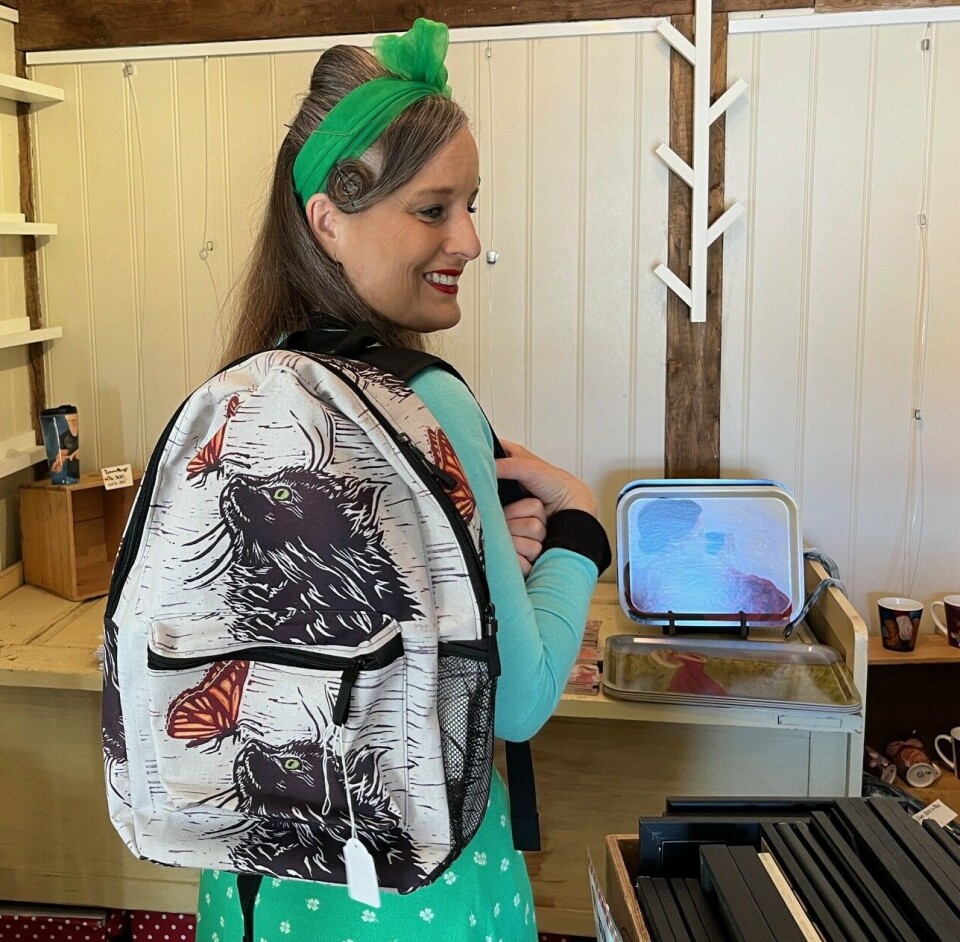 Det er fortsatt noen få ryggsekker igjen. Men disse blir det ikke laget flere av før Inga evt. finner en ny samarbeidspartner som er villig til å lage få produkter av hvert motiv til en overkommelig pris. Ei dame med en ryggsekk.