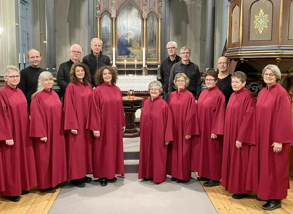 P17 avrundar sesongen med fredagens Jonsvaka. Vi nemner gjerne at desse korkappene er designa av Kristine Halse Hagen (1937-2018) – tekstilkunstnaren som Halsa Kunstlag og Halsa Bygdekvinnelag nyleg har heidra med minneutstilling. Et kor i ei kirke.