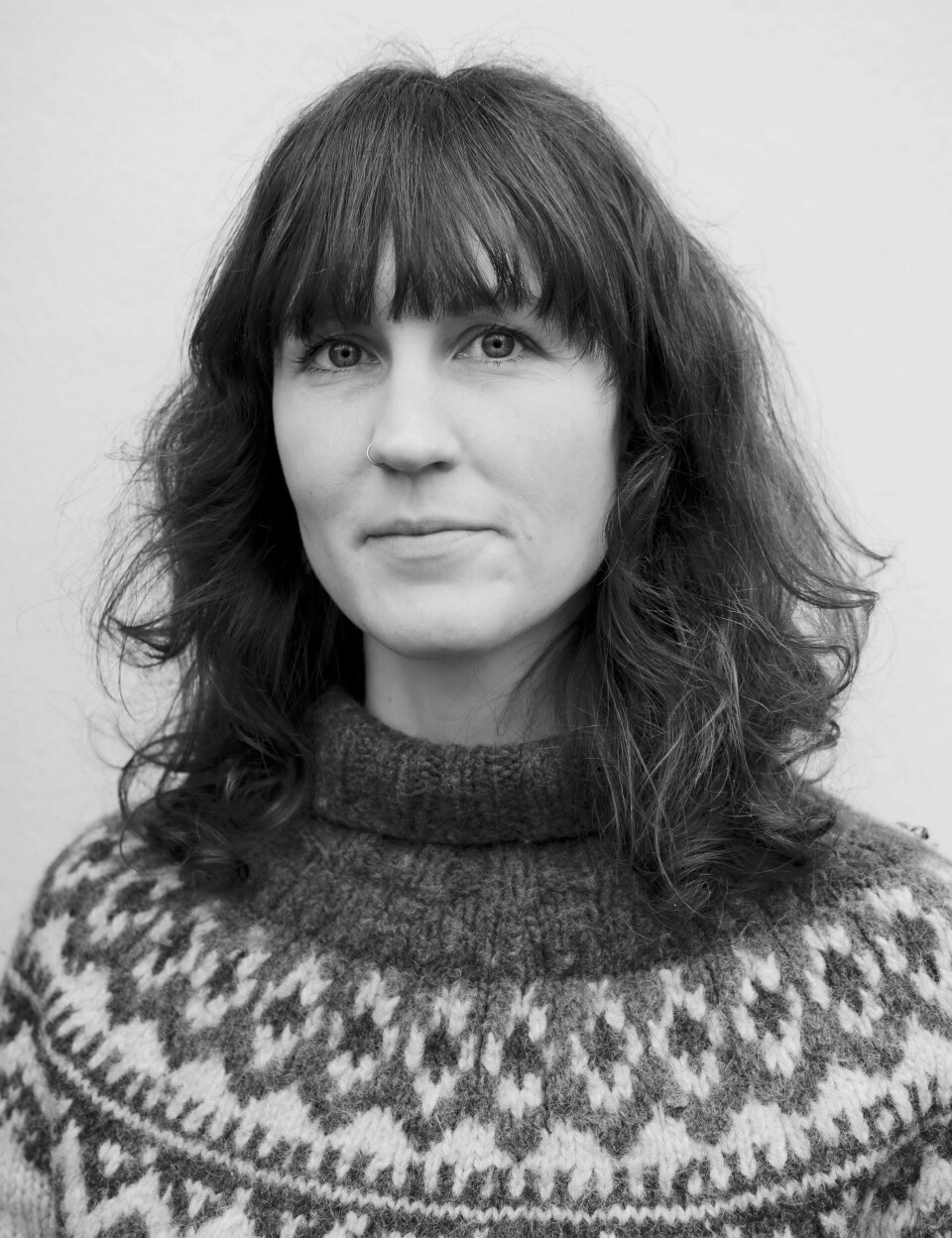 Runa Kvalsund er nyutdanna i folkesong – eit fag ho kjenner betre enn dei fleste. Ho har elles vore medredaktør i Klassekampen, er blant landets fremste oversettarar - og nybaka mor! Portrettbilde av ei dame.